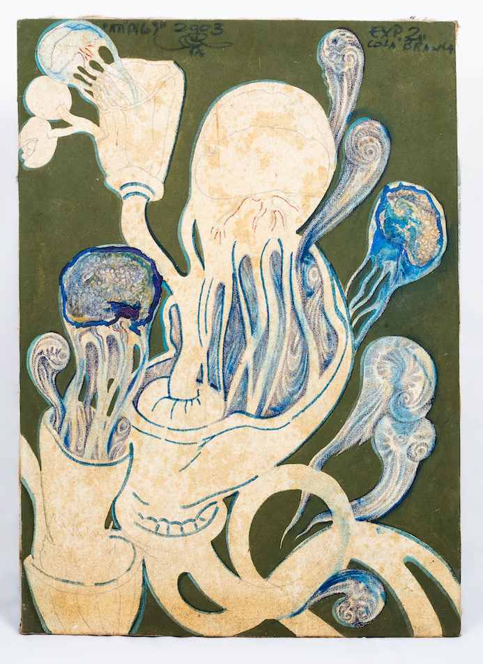 Pintura a óleo sobre fundo verde musgo, desenho bege de contornos azulados de formas orgânicas. Várias esferas ligadas parecem flutuar, estão presas por tentáculos a uma base em forma de uma concha, e outra em forma de vaso. No topo, a assinatura e o ano de 2003.